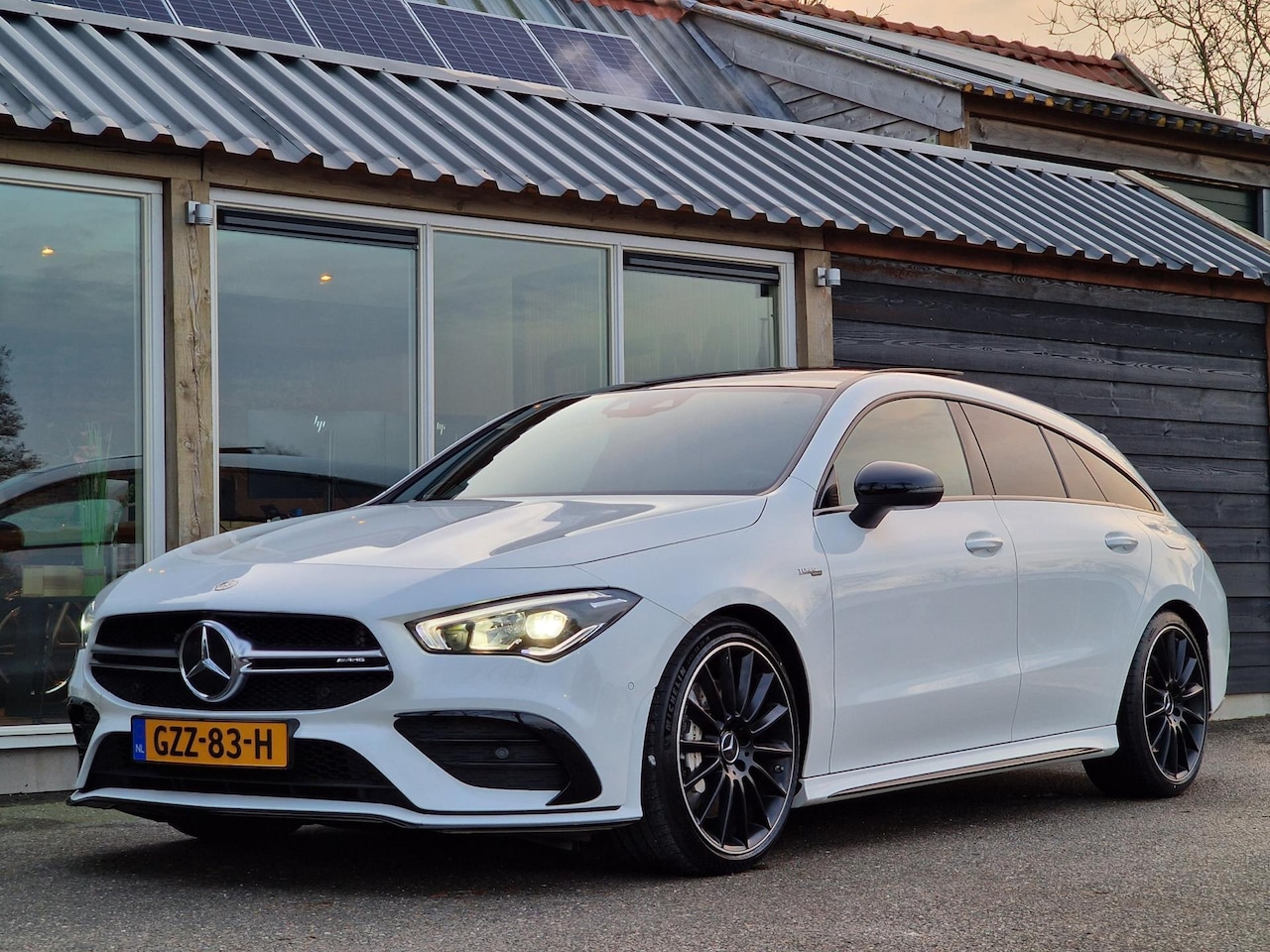 Mercedes-Benz CLA-klasse Shooting Brake - AMG 35 4MATIC Premium Plus (Panoramadak / Leder / Burmester / 19" / Camera / Led / HeadUP) - AutoWereld.nl