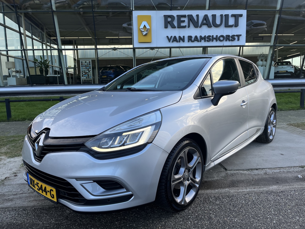 Renault Clio - 1.2 TCe GT-Line / Dealer onderhouden / 120 PK / Camera / Stoelverw. / Navi / Keyless / DAB - AutoWereld.nl