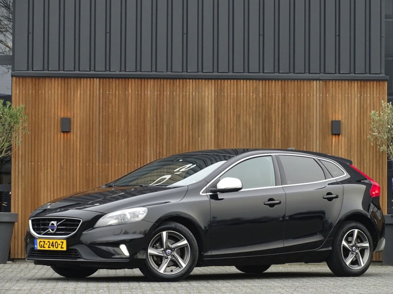 Volvo V40 - 2.0 D2 120PK / R-Design / LED *NAP* - AutoWereld.nl