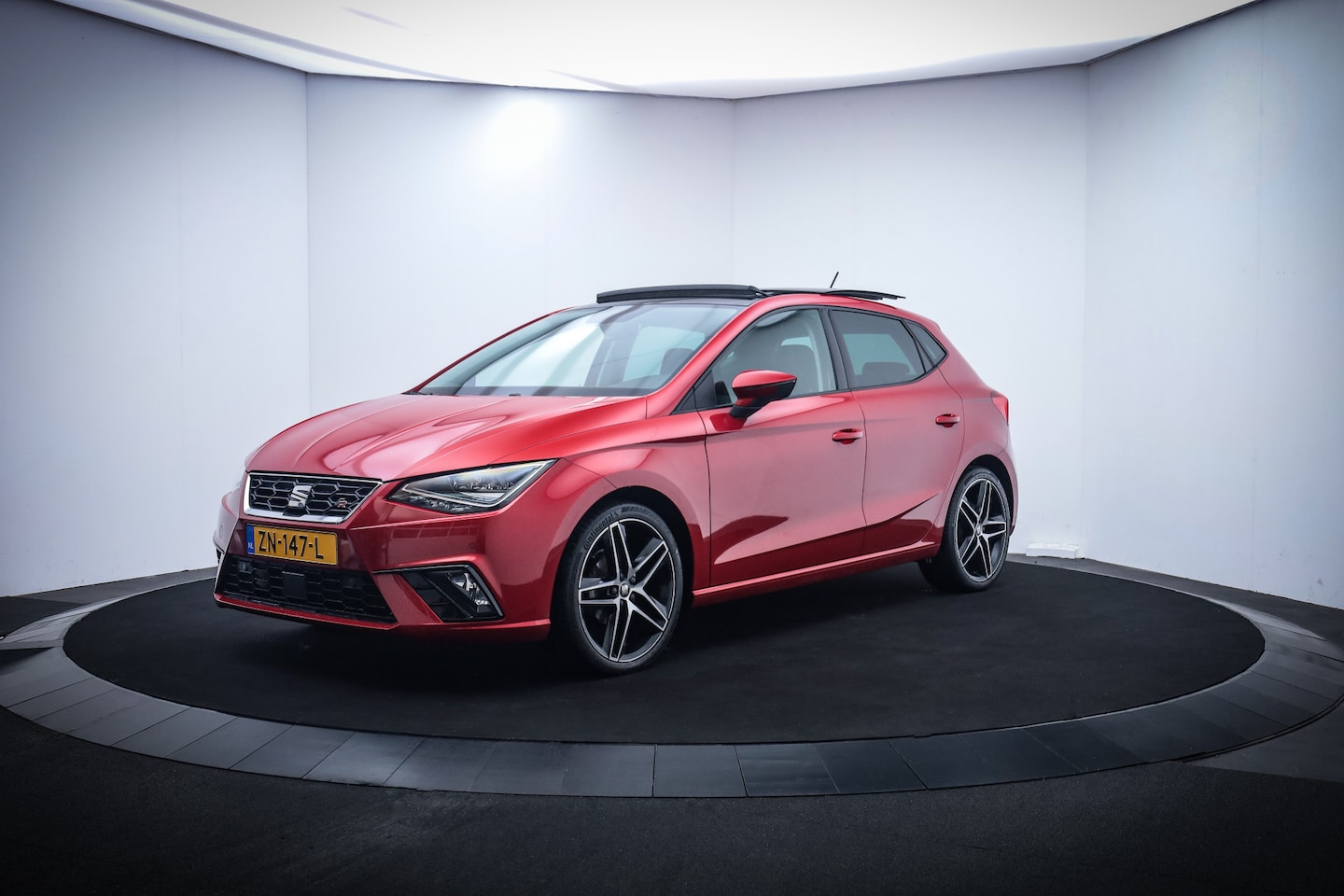 Seat Ibiza - 1.0TSI FR Intense PANO/BEATS/CAMERA/DIGIDASH/LED/CARPLAY/STOELVERW./TREKHAAK/DAB+/LMV 18'' - AutoWereld.nl