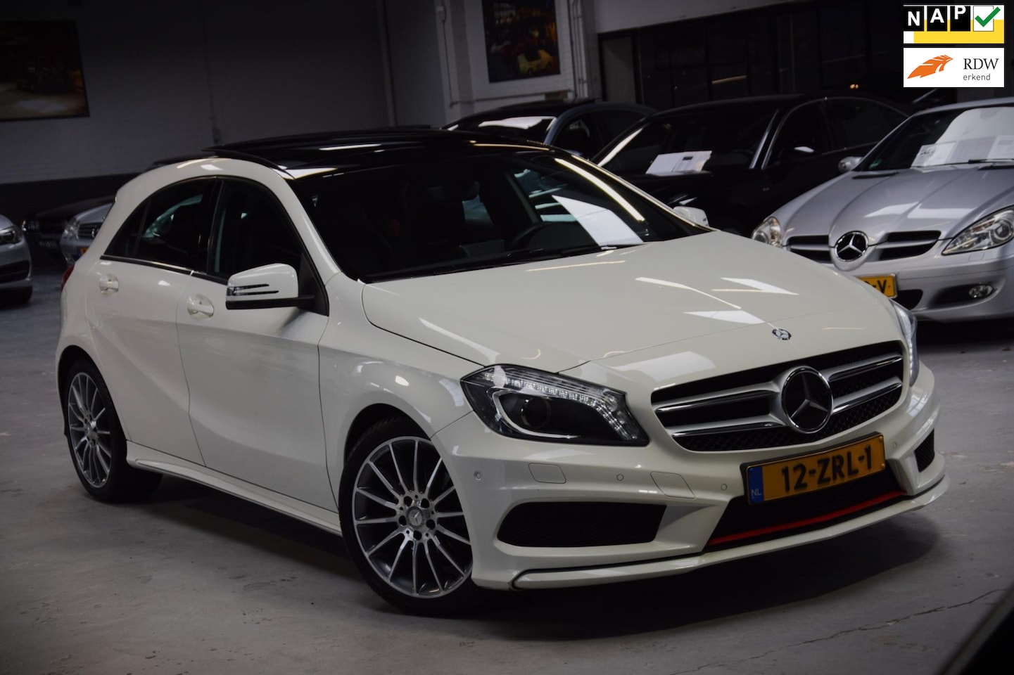 Mercedes-Benz A-klasse - 200 Ambition *AMG Pakket*|Org.NL|1e Eig|Panoramadak|Dealer onderhouden - AutoWereld.nl