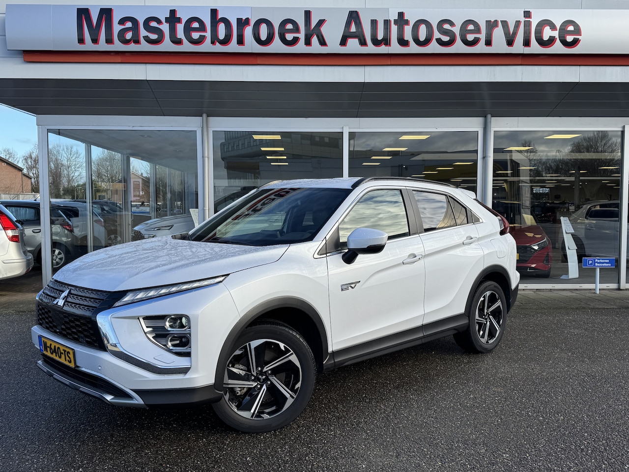 Mitsubishi Eclipse Cross - 2.4 PHEV Intense+ staat in Hardenberg - AutoWereld.nl