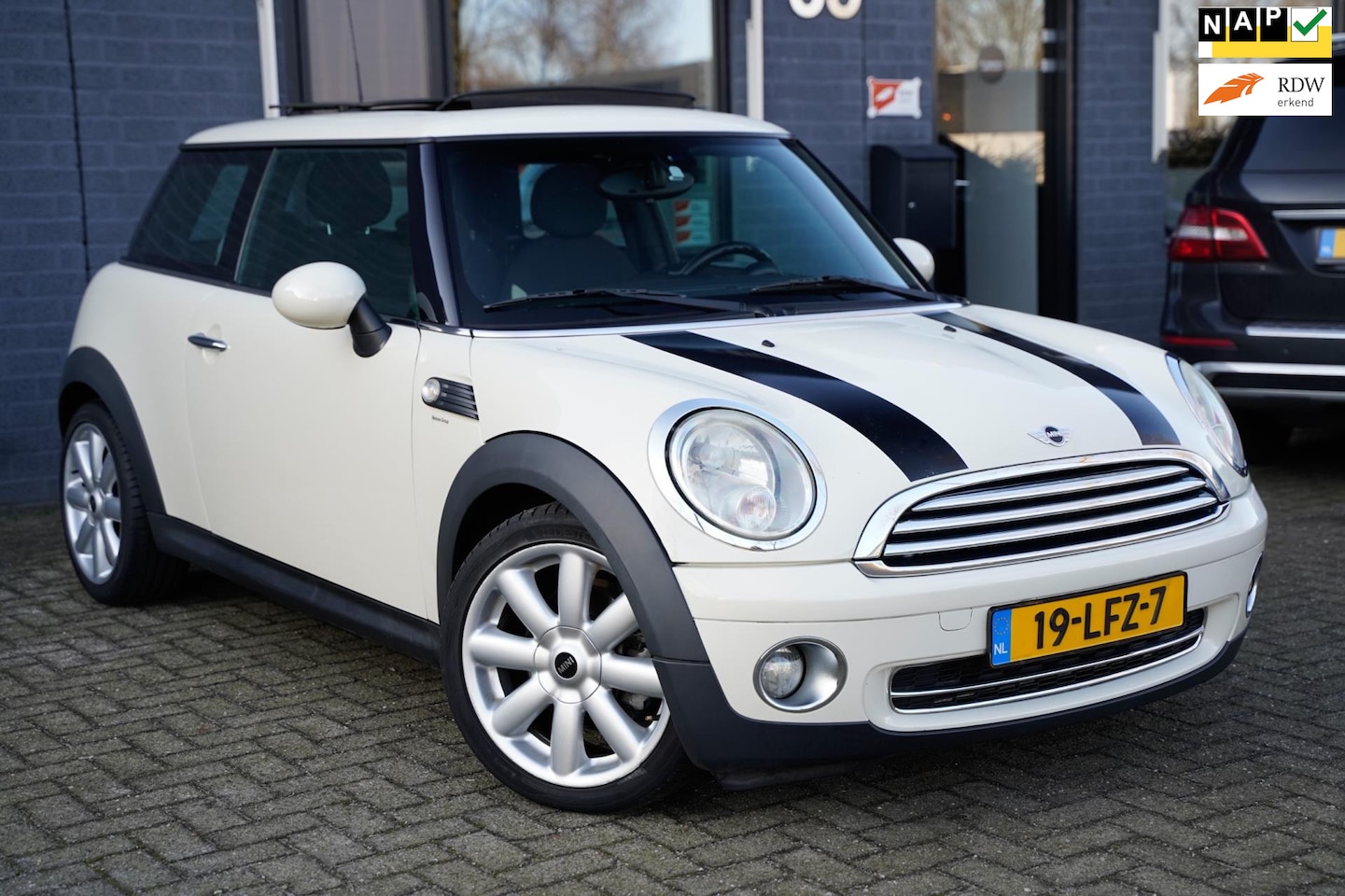 MINI Cooper - Mini 1.6 Chili, Panoramadak, Airco, Cruise, NAP - AutoWereld.nl