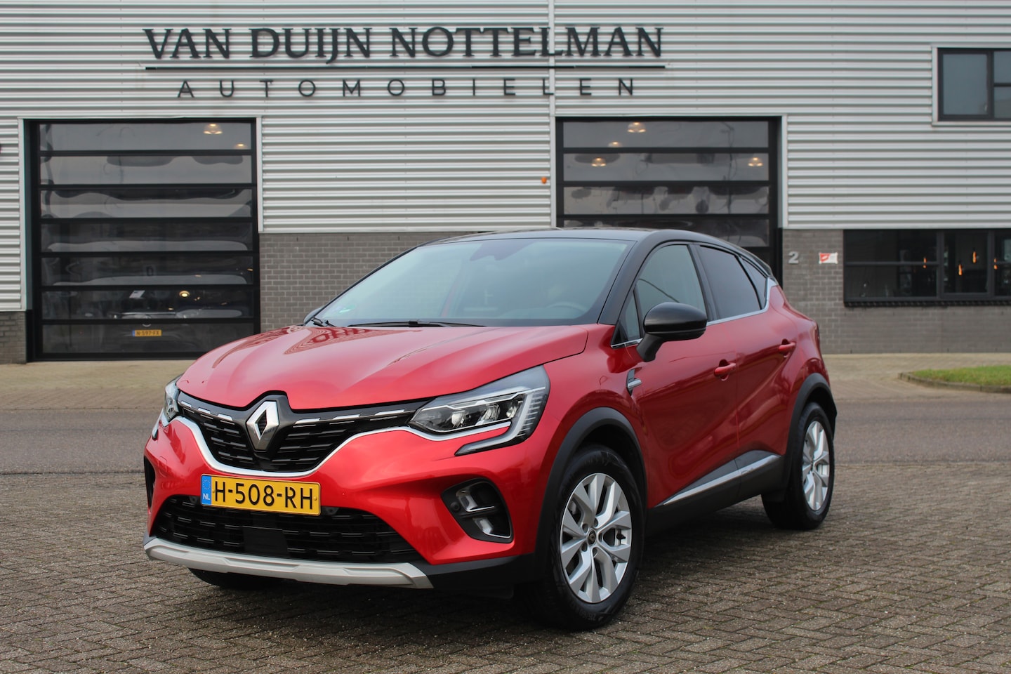 Renault Captur - 1.3 TCe 130 Intens / Carplay / Keyless / Trekhaak / N.A.P. - AutoWereld.nl