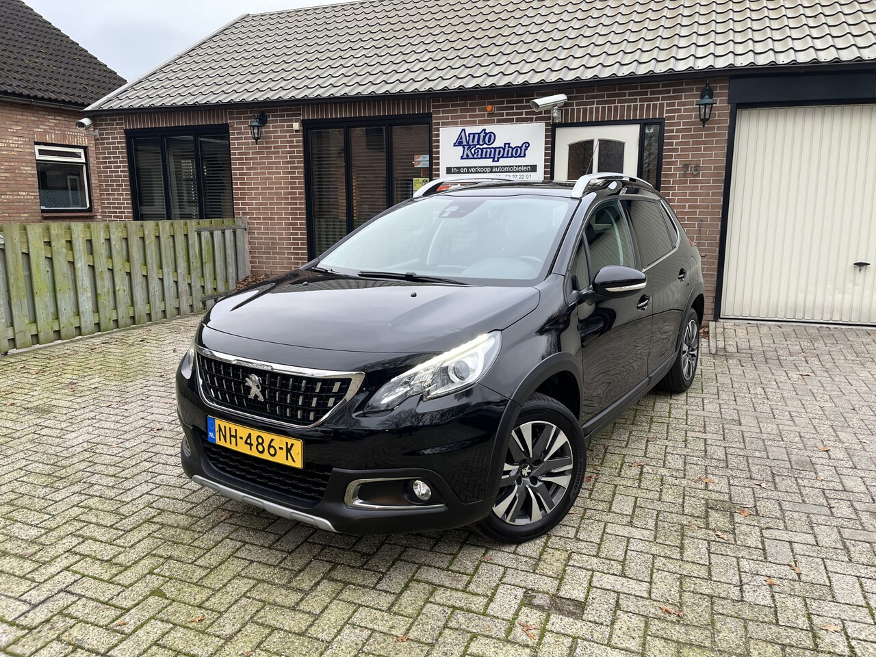 Peugeot 2008 - 1.2 PureTech Blue Lease Executive Trekhaak - AutoWereld.nl