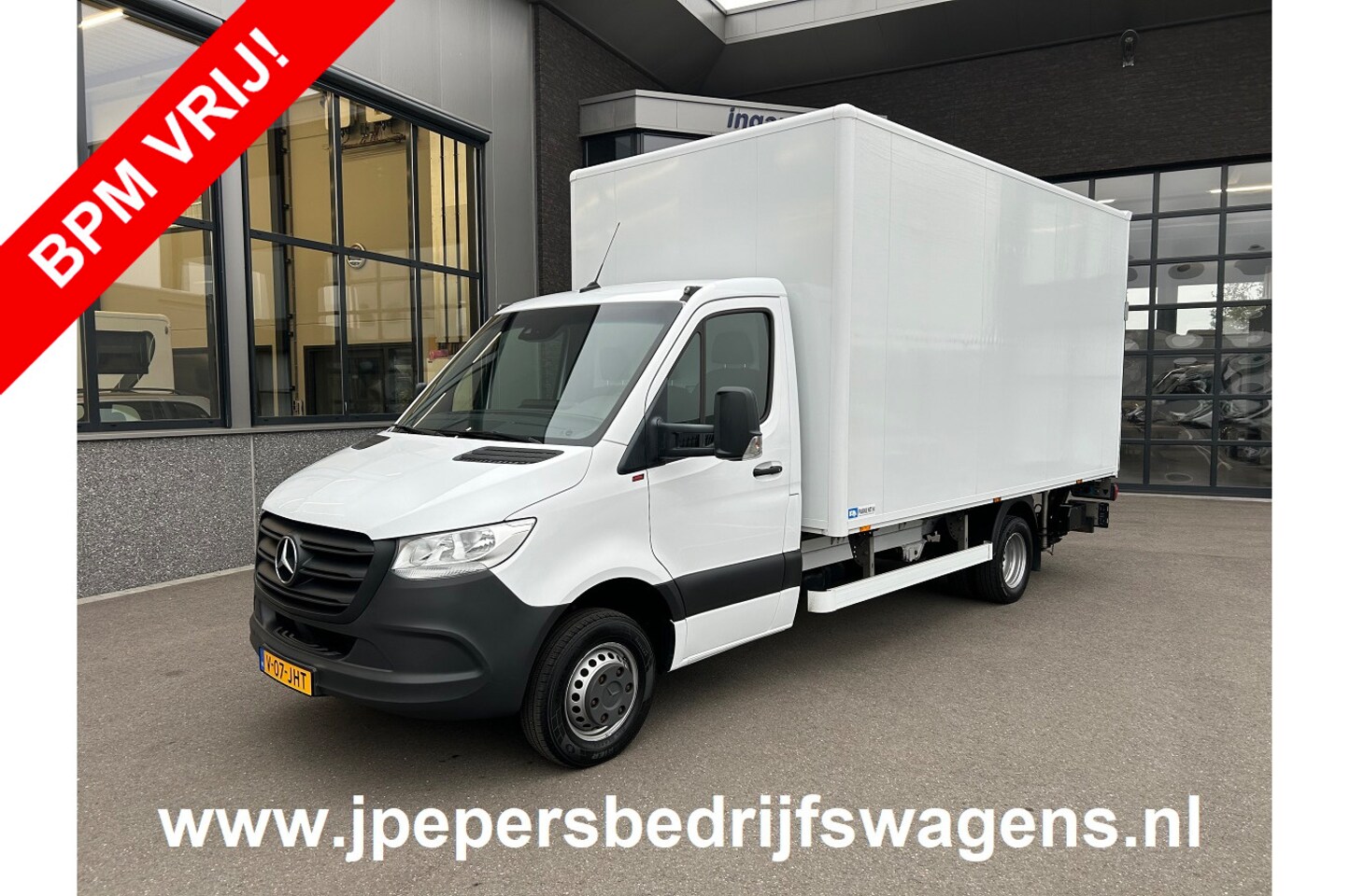 Mercedes-Benz Sprinter - 516 CDI Bakwagen / 1000KG Laadklep / Zijdeur / MBUX / Camera / Carplay navigatie / Airco - AutoWereld.nl