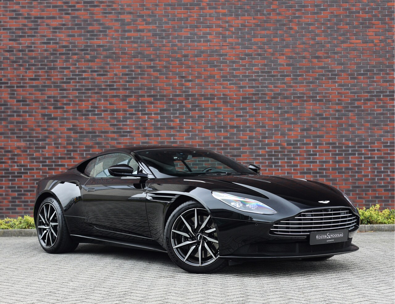 Aston Martin DB11 - 5.2 V12 *B&O*360*Dealer odh* - AutoWereld.nl