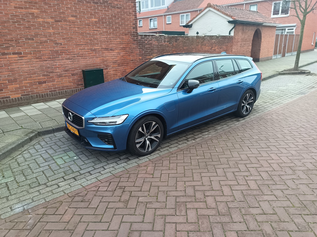 Volvo V60 - 2.0 T8 Twin Engine AWD R-Design - AutoWereld.nl