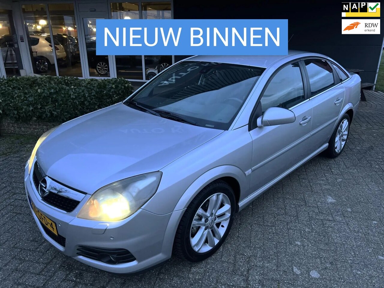 Opel Vectra GTS - 2.2-16V Executive ECC/CRUIS/NAV/PDC V+A - AutoWereld.nl