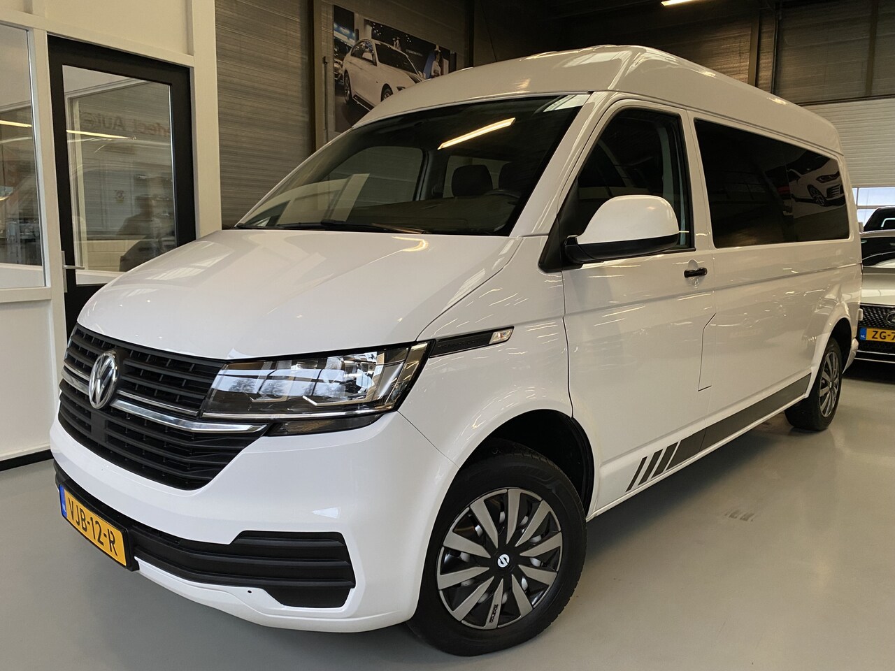 Volkswagen Transporter - 2.0 TDI L2H1 28 DC, Airco, Cruise, Applecarplay - AutoWereld.nl