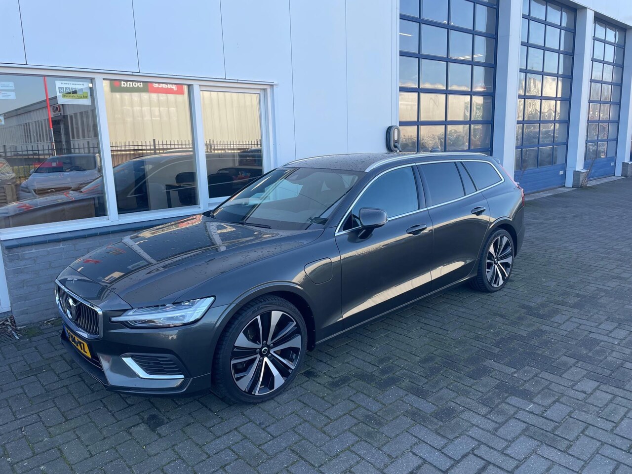 Volvo V60 - 2.0 T6 Recharge AWD Inscription 2.0 T6 Recharge AWD Inscription - AutoWereld.nl