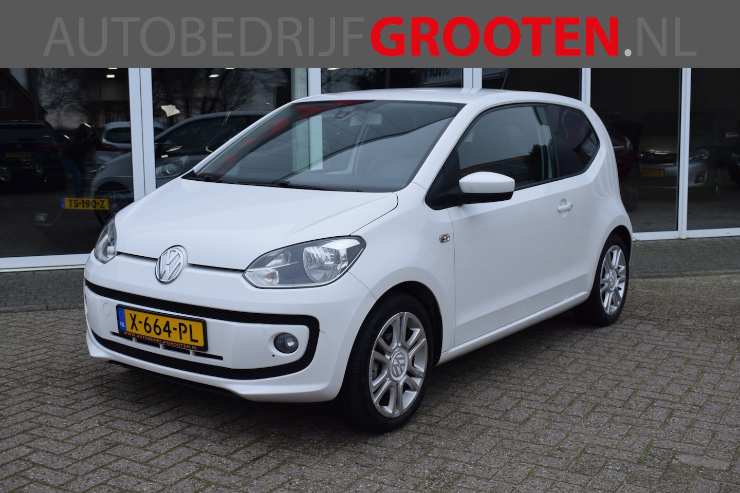 Volkswagen Up! - 1.0 High up!//Cruise//Stoelverwarming!! - AutoWereld.nl