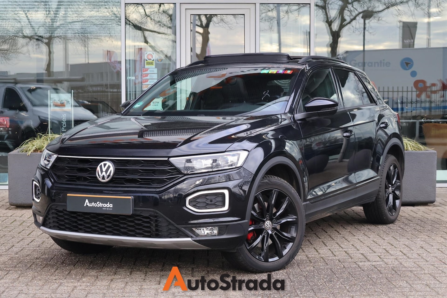 Volkswagen T-Roc - 1.5 TSI Sport 150pk DSG I Pano I Navi Camera I LED I Stoelverwarming I Trekhaak - AutoWereld.nl