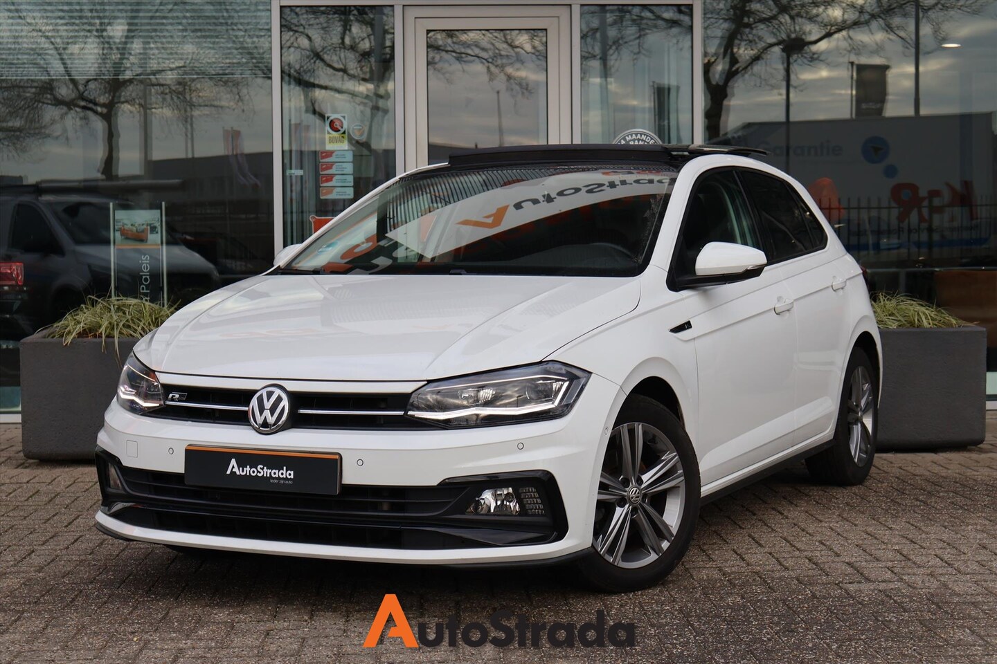 Volkswagen Polo - 1.0 TSI Highline R-LINE 115pk I Carplay | Pano I Virtual I LED I Navi I Stoelverwarming - AutoWereld.nl