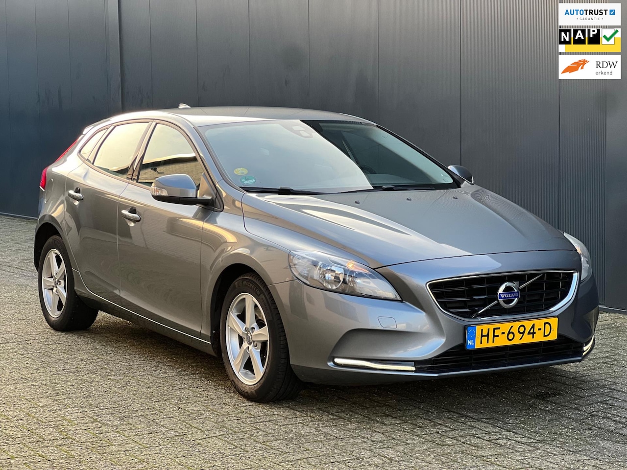 Volvo V40 - 1.6 D2 AUT|100% dealer onderhouden|Topstaat! - AutoWereld.nl