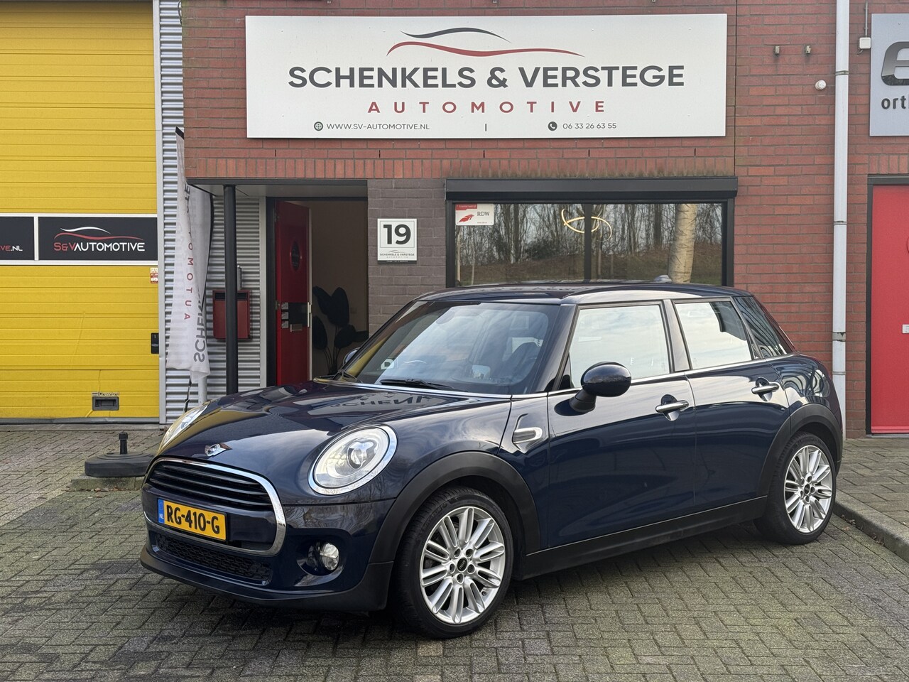 MINI Cooper - Chili Serious Business / 5 Deurs / Led / Sport Stoel / Navi Pro / Cruise - AutoWereld.nl