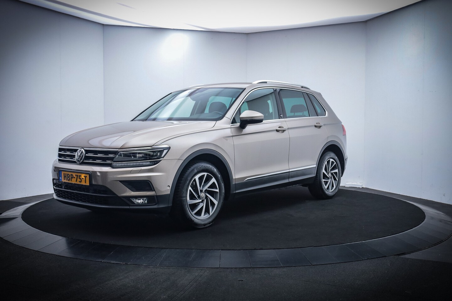 Volkswagen Tiguan - 1.4TSI Dsg 4Mot. COMFORTLINE FULL LED/CAMERA/CARPLAY/NAVI/ACC/STOELVERW/ELEK TREKHAAK/LMV - AutoWereld.nl