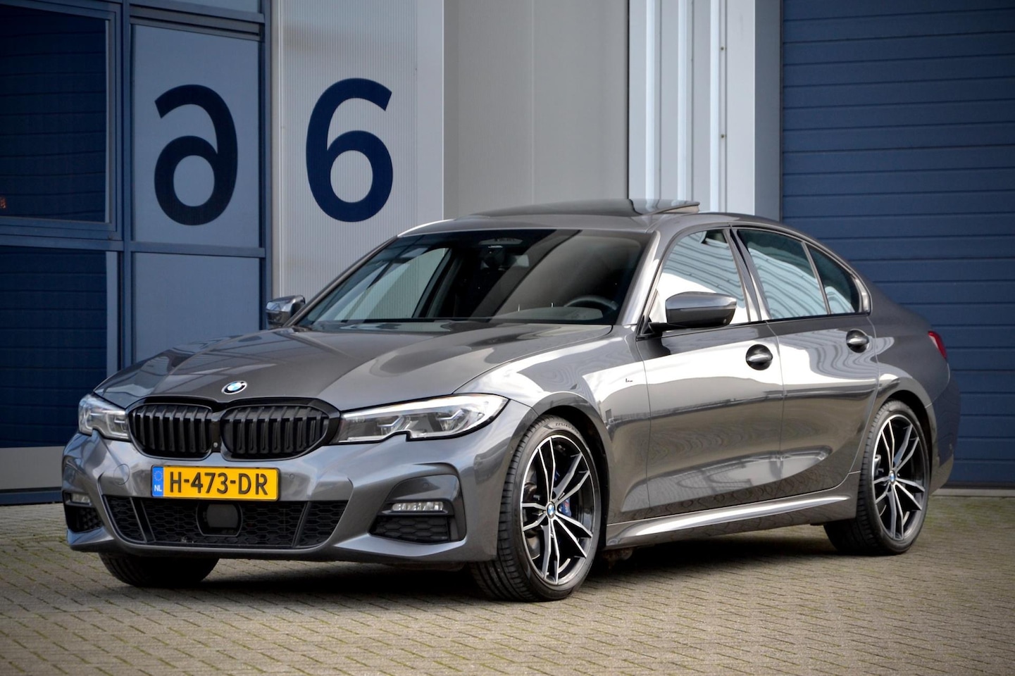 BMW 3-serie - 330i M Sport / Schuifdak / Laser / Leder / Adaptief / Keyless / Head Up - AutoWereld.nl