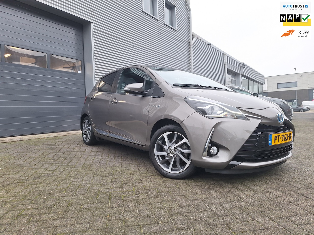 Toyota Yaris - 1.5 Hybrid Premium Panoramadak*Pdc*Camera*Cruise*Enz - AutoWereld.nl