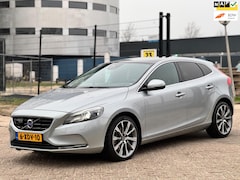 Volvo V40 - 2.0 D4 Summum/PANO/ACC/XENON/CAMERA/DODEHOEK/6BAK/TREKHAAK/PDC/TOP ONDERHOUDEN/BOM VOL AUT