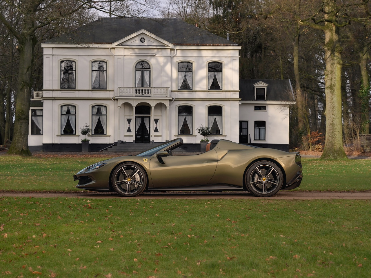 Ferrari 296 GTS - 3.0 V6 | Verde Masoni | Atelier | New Car | Véél carbon | Lift - AutoWereld.nl