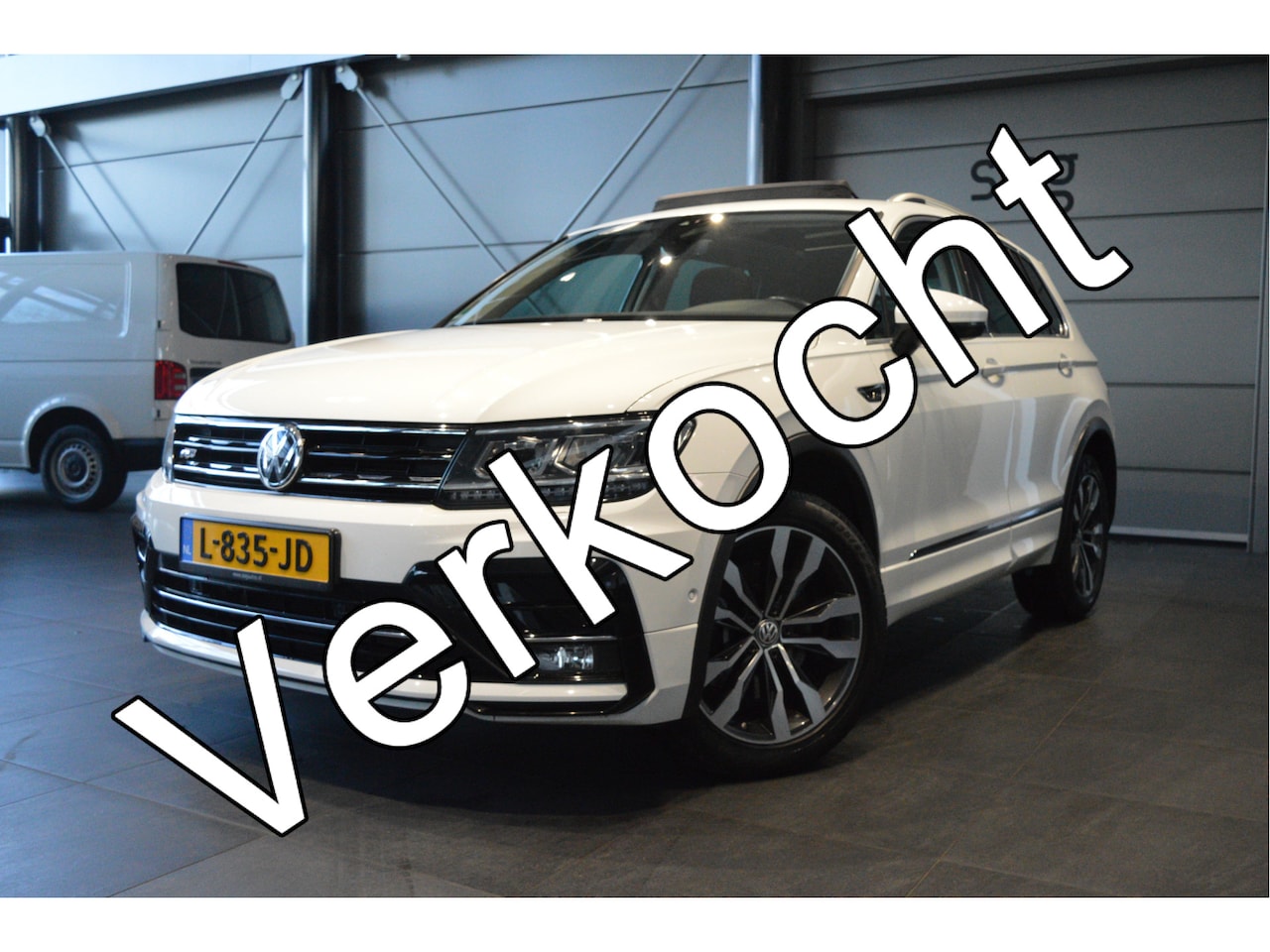 Volkswagen Tiguan - 2.0 TSI 4Motion R-LINE navi pano camera trekhaak 19 inch 180 pk !! - AutoWereld.nl