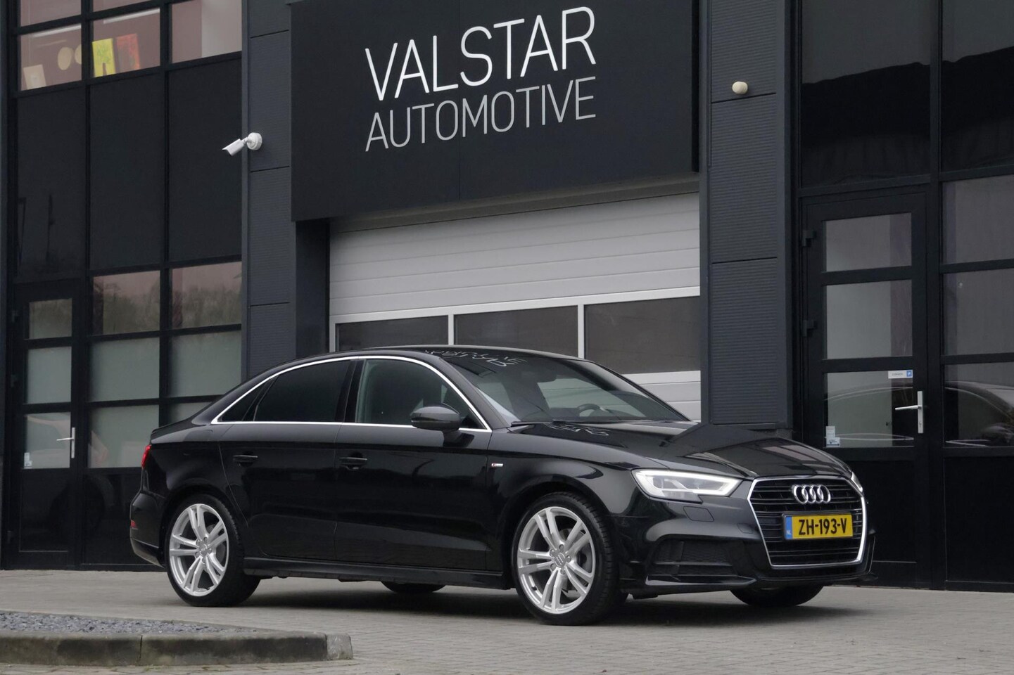 Audi A3 Limousine - 30 TFSI S Line | LED | NL AUTO | INCL winterbanden! - AutoWereld.nl