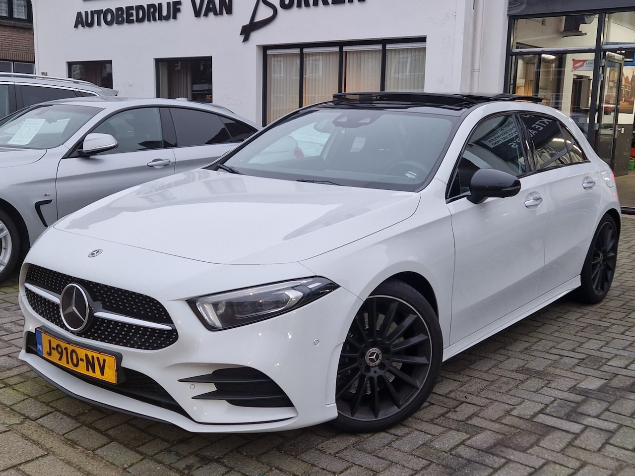 Mercedes-Benz A-klasse - 250 Premium Plus AMG, Panoramadak,360 graden Camera,Stoelverwarming,Head-up display - AutoWereld.nl