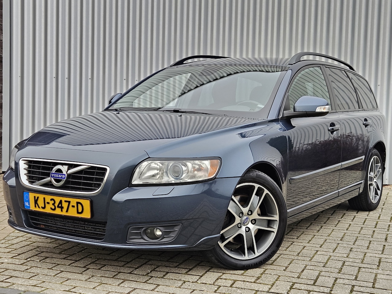 Volvo V50 - 2.0 D4 R-Design 5 Cilinder /Automaat/Dealer Onderhouden! - AutoWereld.nl