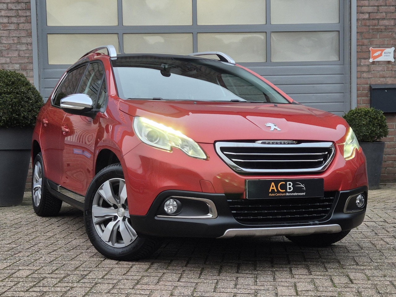 Peugeot 2008 - 1.2 PureTech Allure Pano dak, Stof-Leder bekleding - AutoWereld.nl