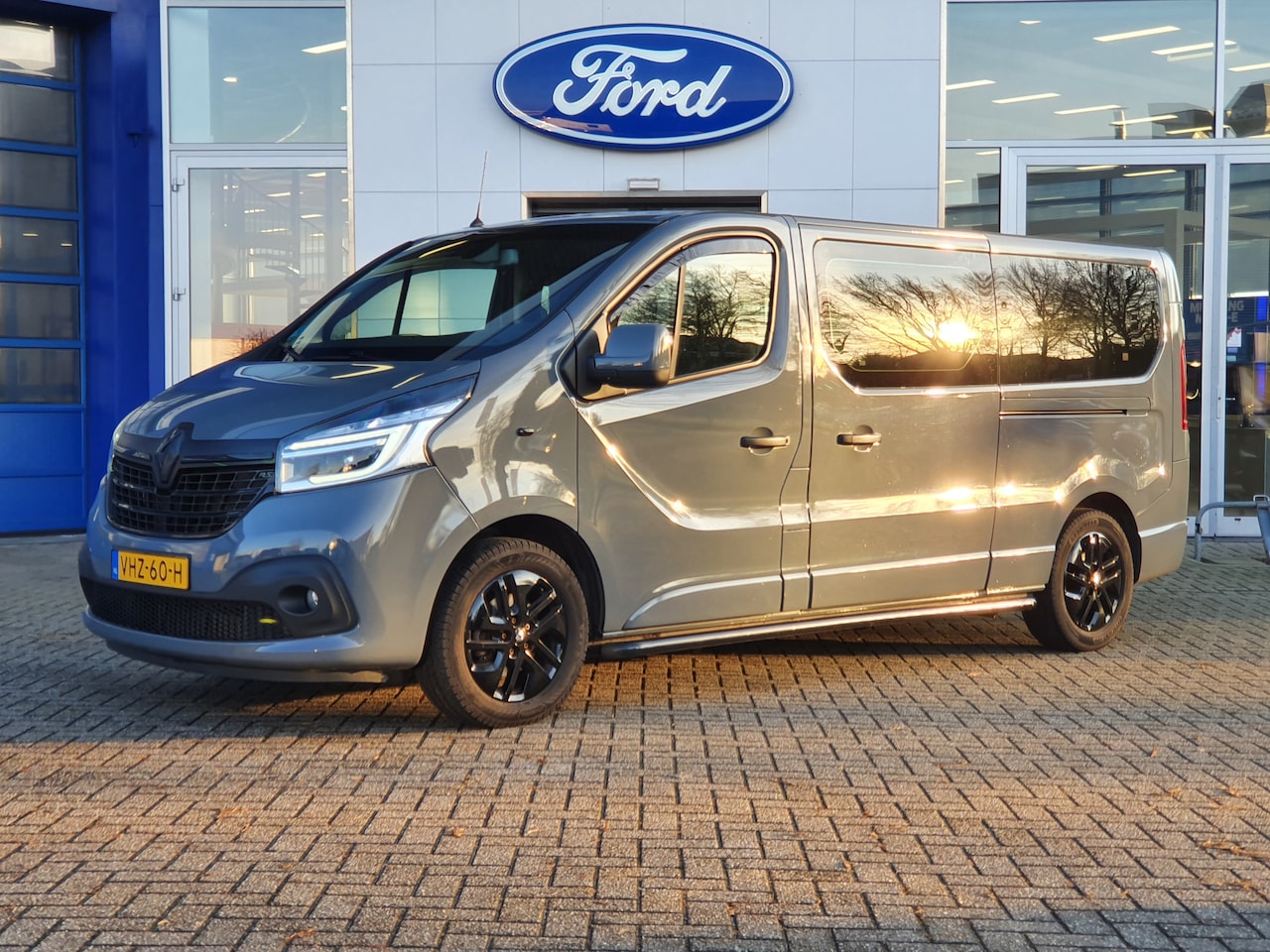 Renault Trafic - 2.0 dCi 170 PK L2H1 Automaat Dubbelcabine Navigatie | Camera | 17 Inch | Trekhaak - AutoWereld.nl