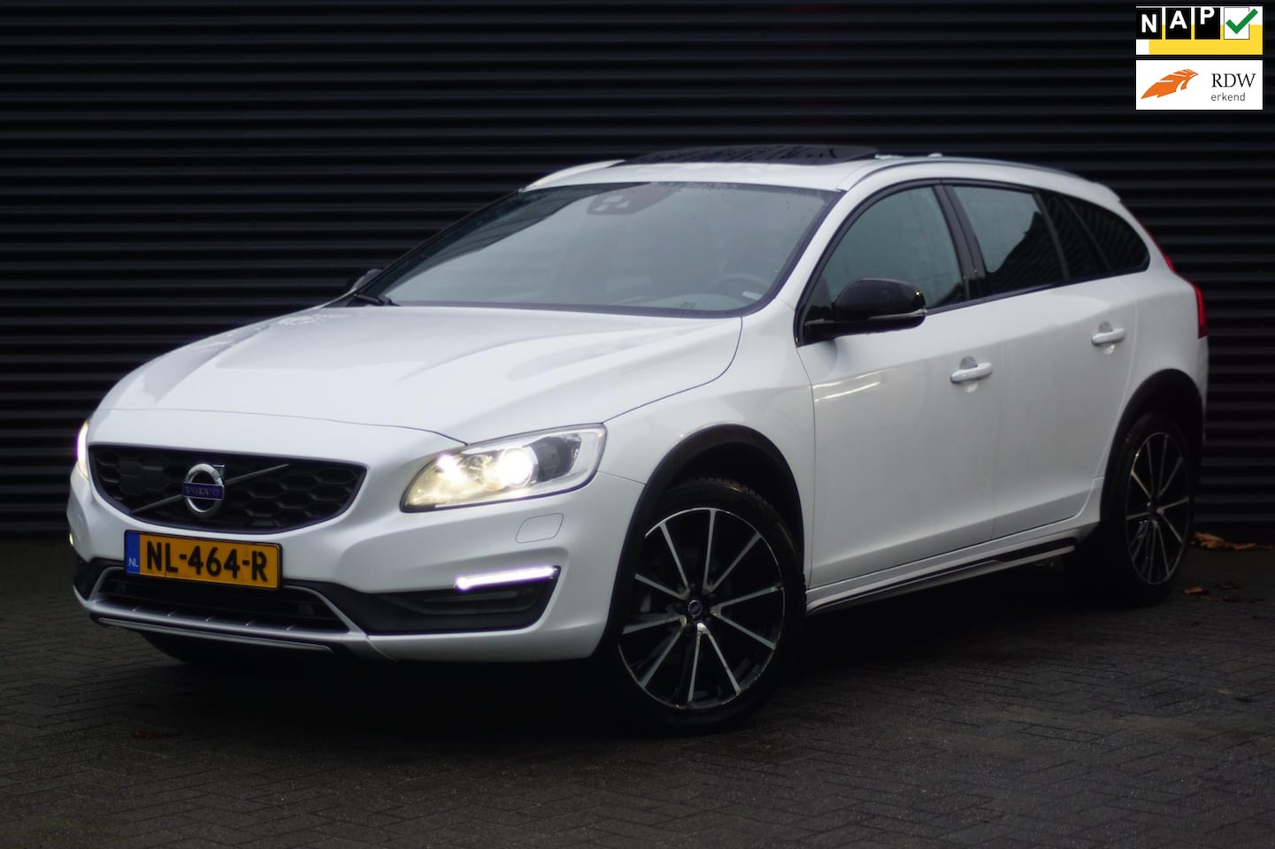 Volvo V60 Cross Country - 2.0 D4 Nordic+ | Schuifdak | Blis | Adaptive cruise | Harman Kardon | - AutoWereld.nl