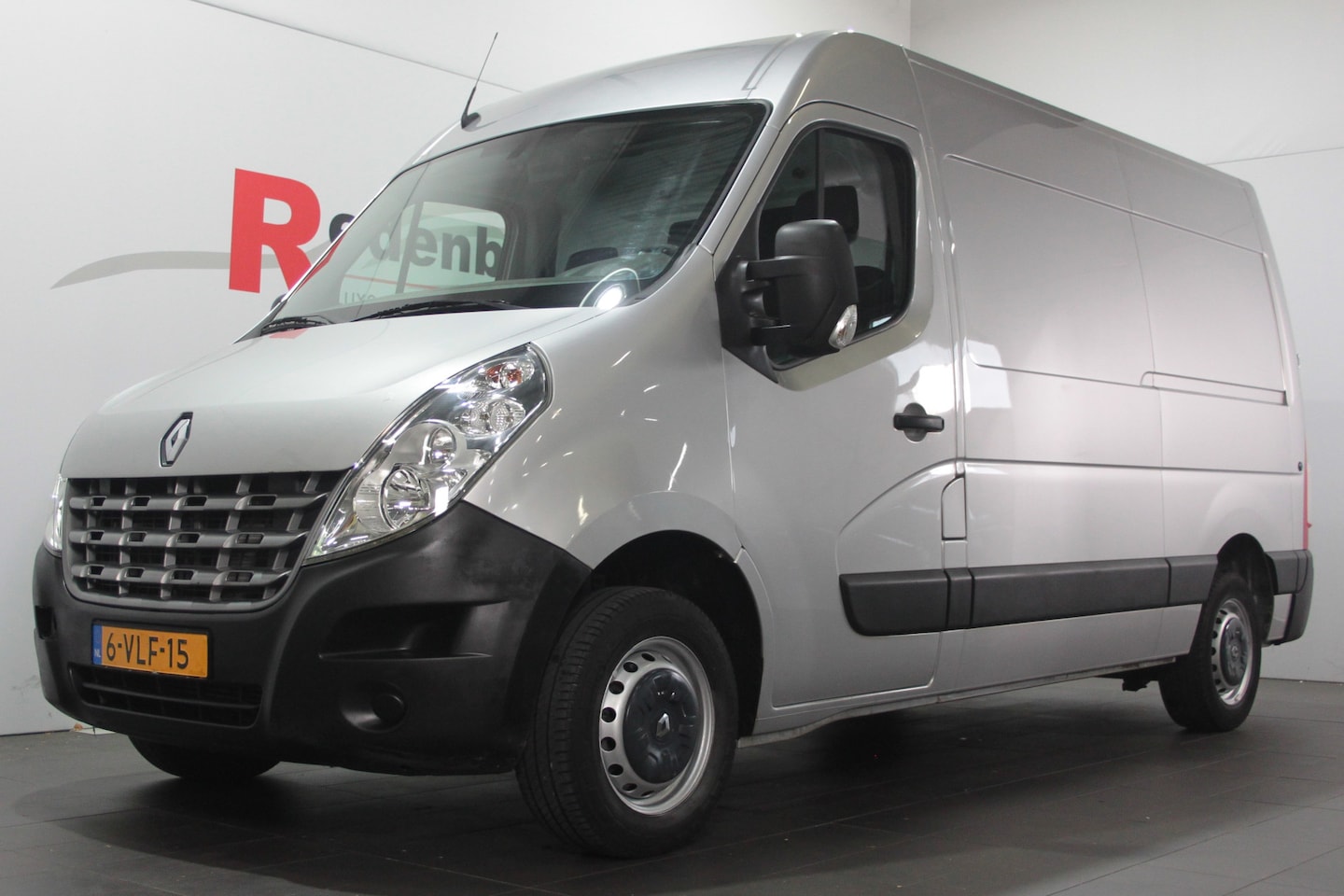 Renault Master - T33 2.3 dCi L2H2 - 3 pers. - Airco / Navi / Trekhaak - AutoWereld.nl