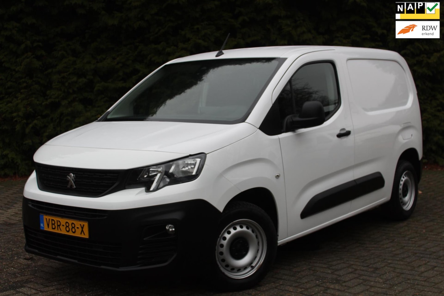 Peugeot Partner - 1.6 BlueHDI Premium 75PK | Airco | Achterklep | Cruise Control | Elektrische Ramen - AutoWereld.nl