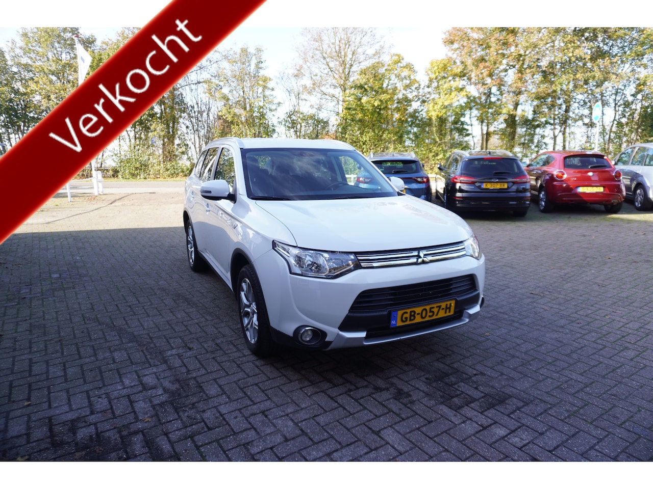 Mitsubishi Outlander - 2.0 PHEV Business Edition X-Line TREKHAAK CAMERA NAVI CLIMA - AutoWereld.nl