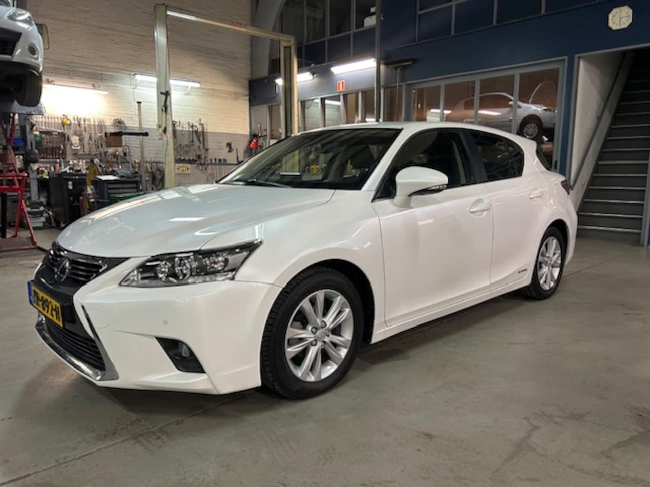 Lexus CT 200h - Hybrid 136pk E-CVT Business Line | Pearl White | Climate control | Camera | Pdc V+A | Lm v - AutoWereld.nl