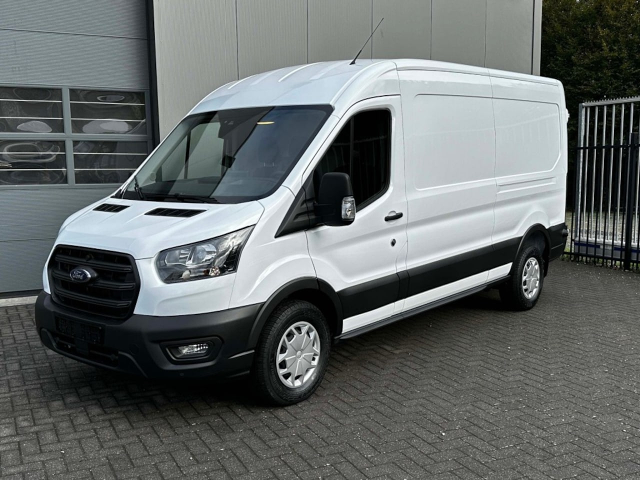 Ford Transit - 350 2.0 TDCI L3H2 130pk NAVI270 deurenTrekhaakAll WeatherBetimme - AutoWereld.nl