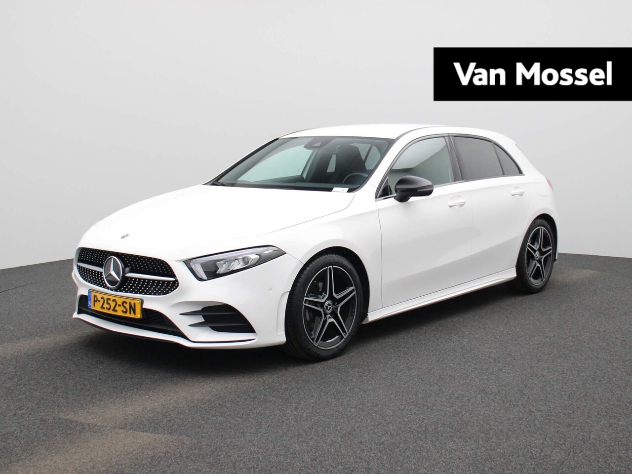 Mercedes-Benz A-klasse - 180 Business Solution AMG | Automaat | Trekhaak | LMV | Sfeer verlichting | Virtual cockpi - AutoWereld.nl