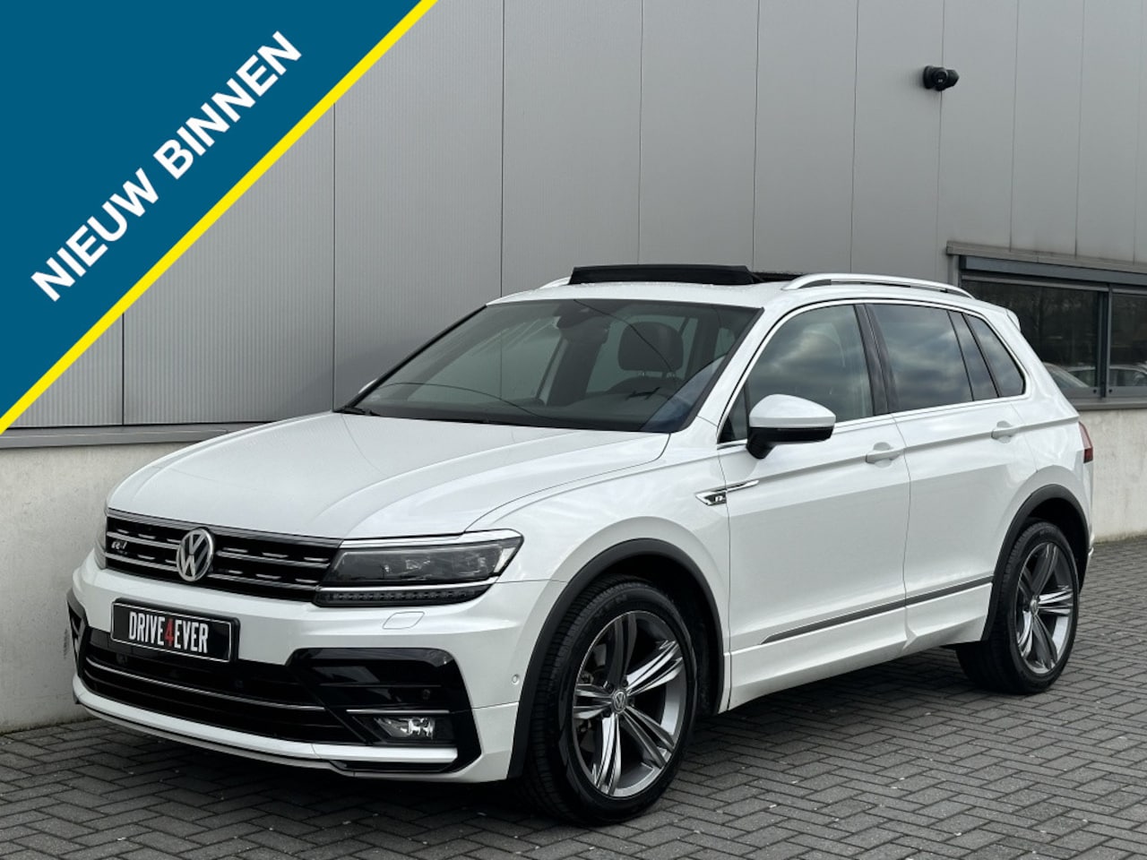 Volkswagen Tiguan - 1.4 TSI DSG 3x R line FULL PANO NAVI VIRTUAL ACC ECC CAMERA - AutoWereld.nl