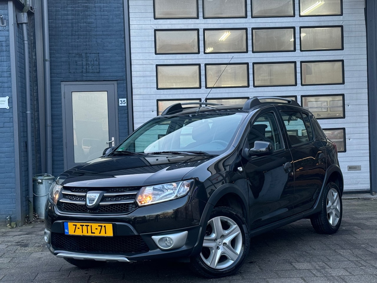 Dacia Sandero Stepway - 0.9 TCe Lauréate | Airco | Navi | PDC | Cruise | N.A.P - AutoWereld.nl