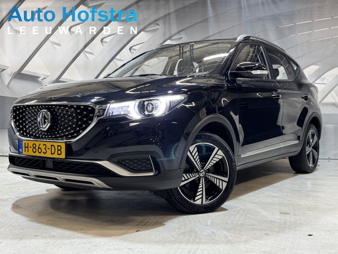 MG ZS - EV Luxury 45 kWh SCHUIFDAK KEY-LESS LEER CAMERA CARPLAY PDC LMV PANODAK - AutoWereld.nl