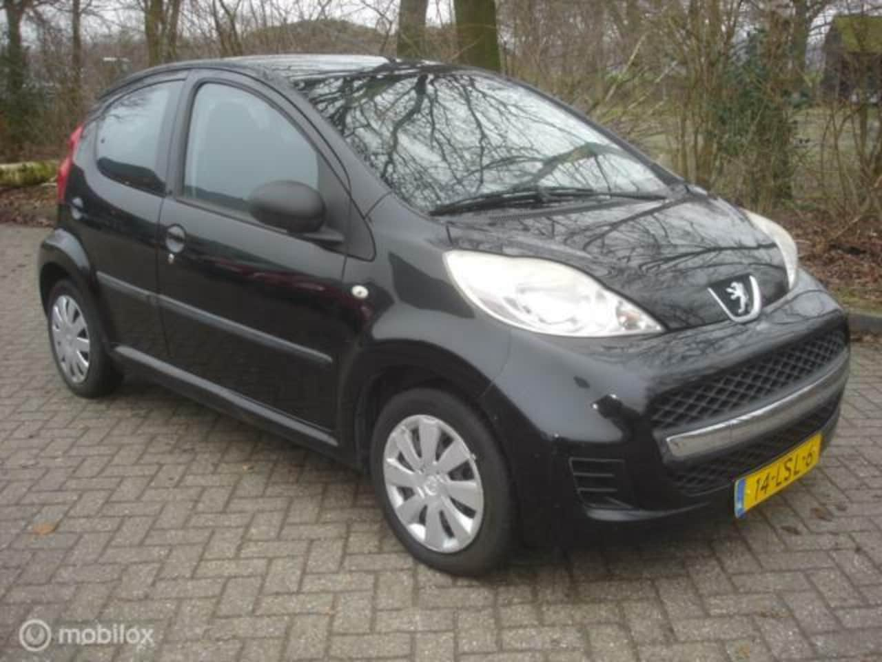 Peugeot 107 - 1.0-12V XS Urban Move 5 deurs APK 19-7-2025 - AutoWereld.nl