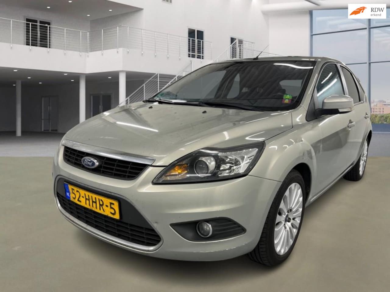 Ford Focus - 1.6 Titanium AUT NAVI PSENSOR LEDER CRUISE TREKHAAK 2 X SLEUTELS - AutoWereld.nl