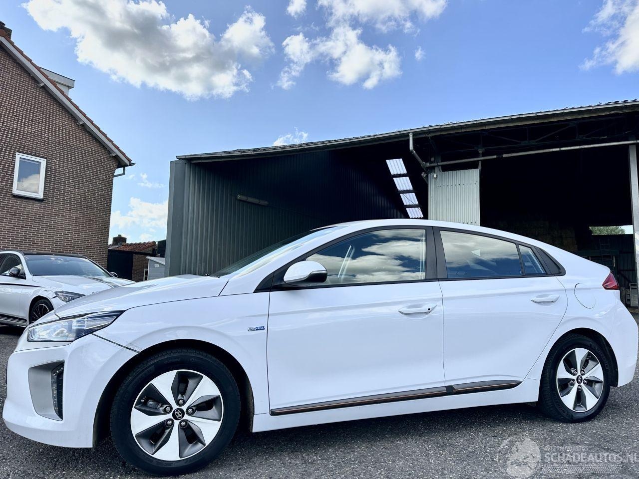 Hyundai IONIQ - Comfort EV 120pk aut + f1 flippers - nap - 2x laadkabels - navi - camera - front + line as - AutoWereld.nl