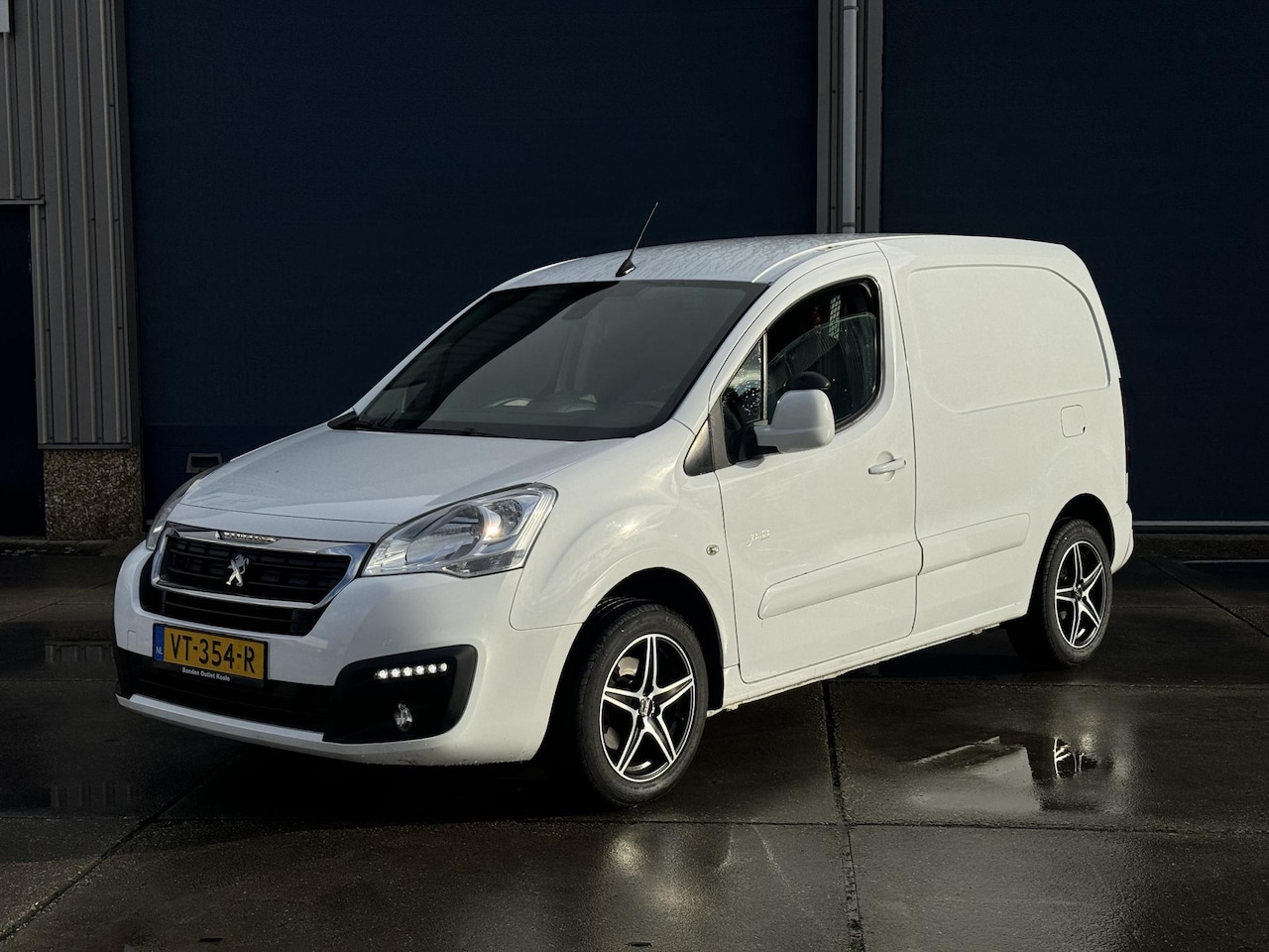 Peugeot Partner - 120 1.6 BlueHDi 100 L1 XR AIRCO / CRUISE CONTROLE / NAVI / TREKHAAK - AutoWereld.nl