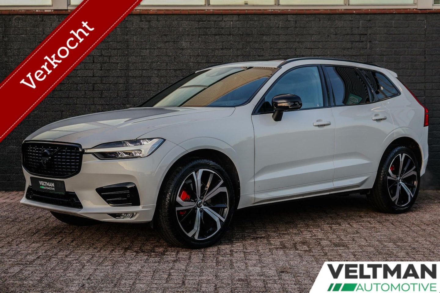 Volvo XC60 - 2.0 B5 R-Design PANO LEDER TREKHAAK STUUR/STOELVERWARMING 21INCH - AutoWereld.nl