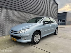 Peugeot 206 - 1.4 Forever APK|NAP|Airco|Elec.Rm.|Onderhoudsboek