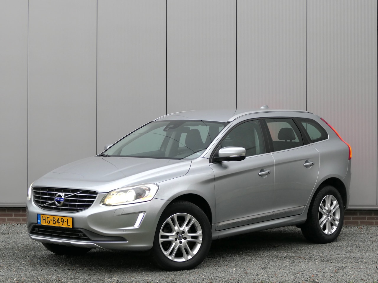 Volvo XC60 - T5 AUT FWD Summum Navi / Leer / Afneembare trekhaak / Stoelverwarming - AutoWereld.nl