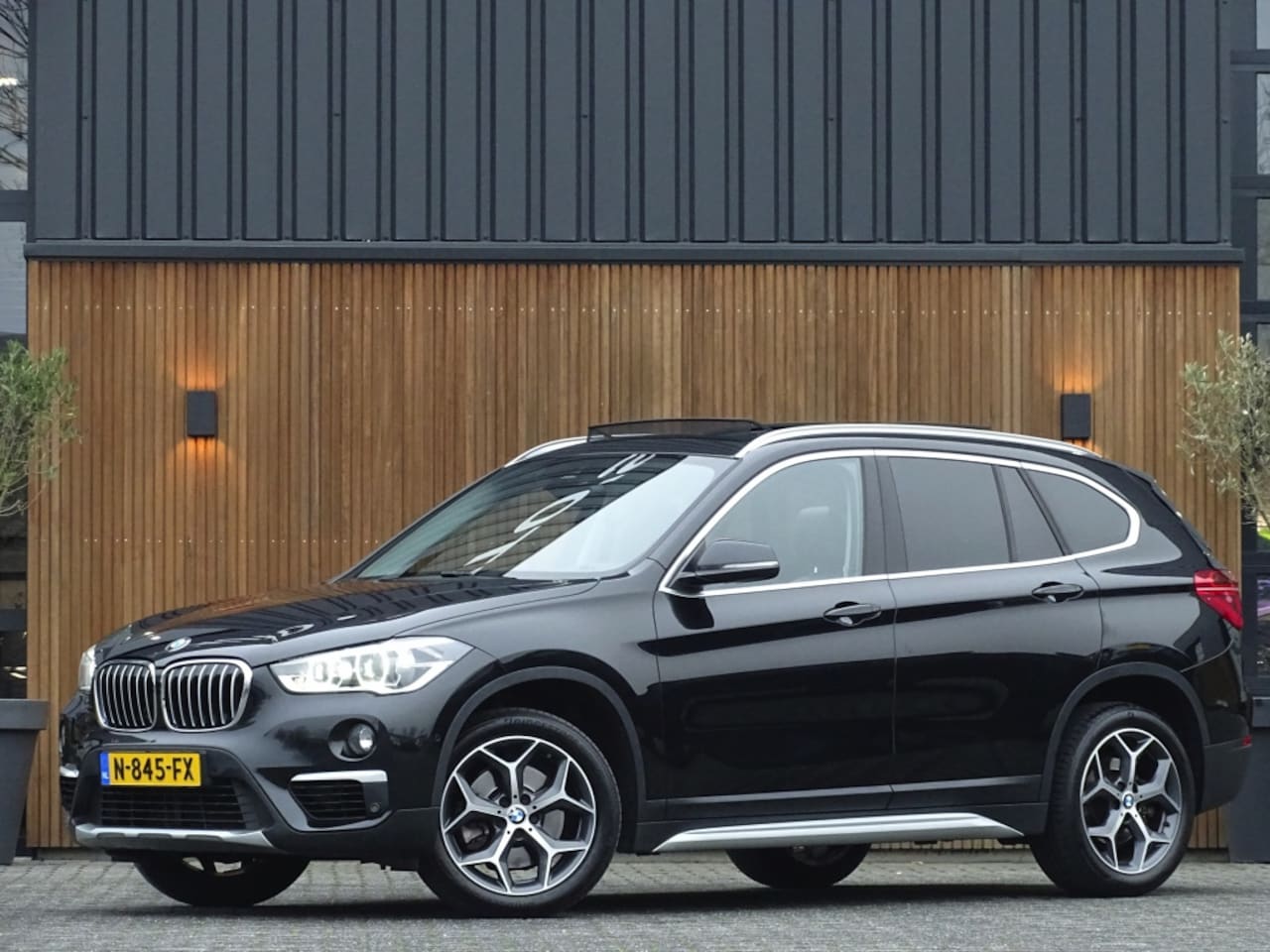 BMW X1 - sDrive20i 192PK automaat / Executive / M-sport / LED - AutoWereld.nl