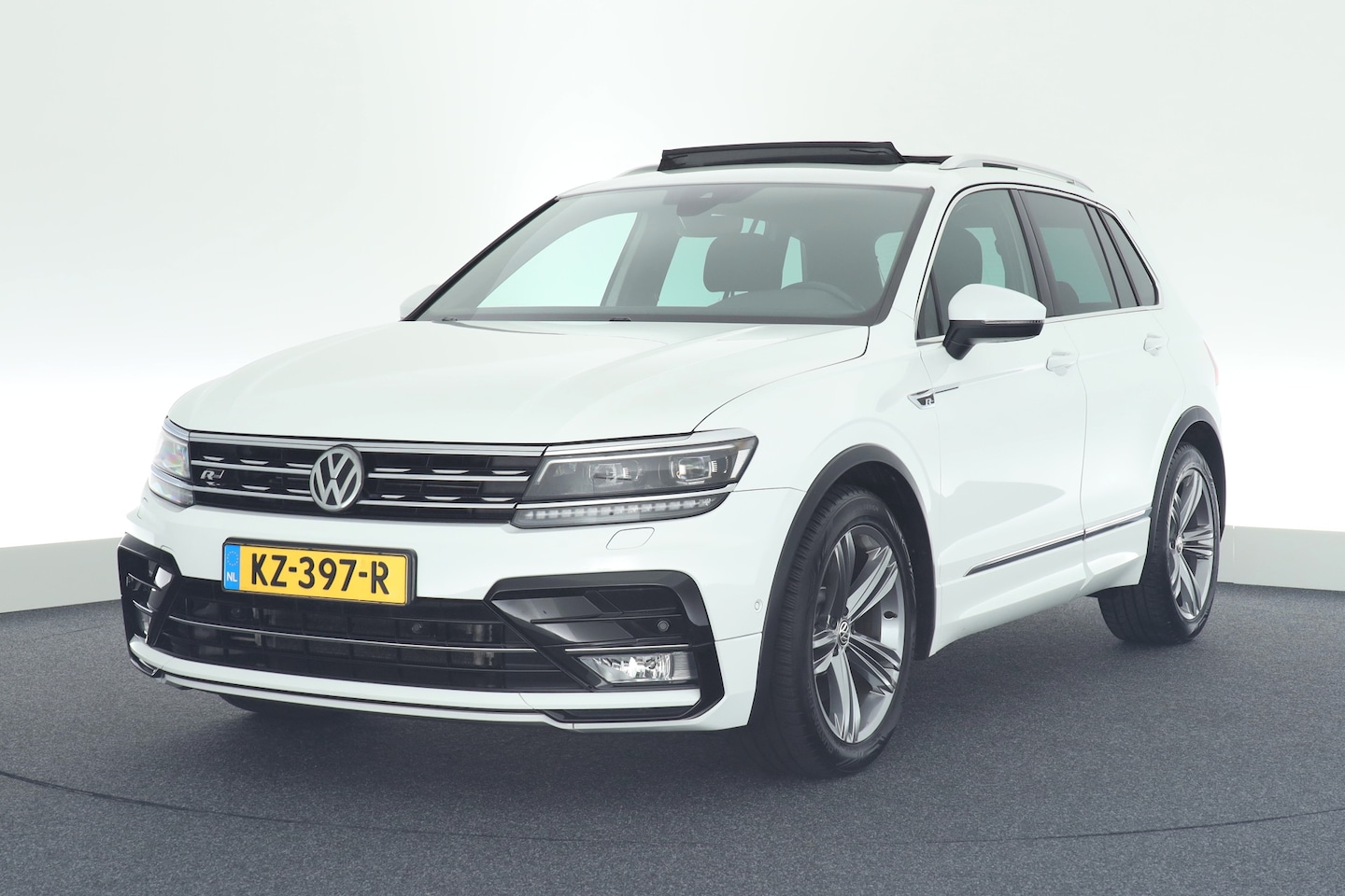 Volkswagen Tiguan - 2.0 TSI 180pk DSG 4Motion R-Line Highline Trekhaak Camera Keyless Stoelverwarming Panorama - AutoWereld.nl